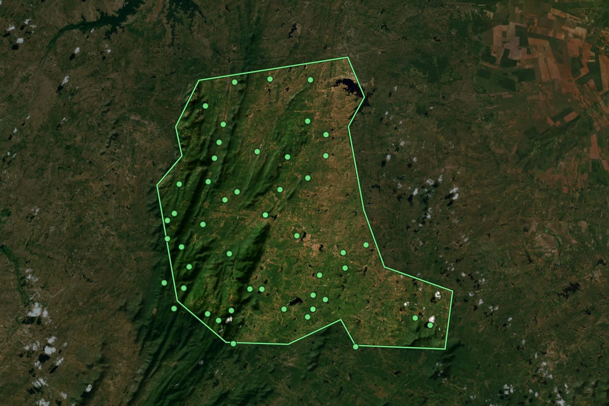 Imagem de satélite de Iracema (CE), com o contorno do município e a posição dos imóveis desta página.