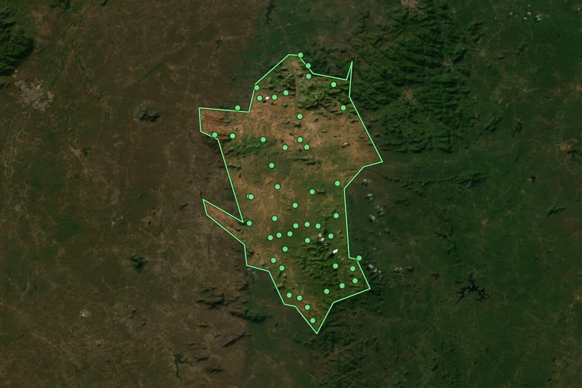 Imagem de satélite de Irauçuba (CE), com o contorno do município e a posição dos imóveis desta página.
