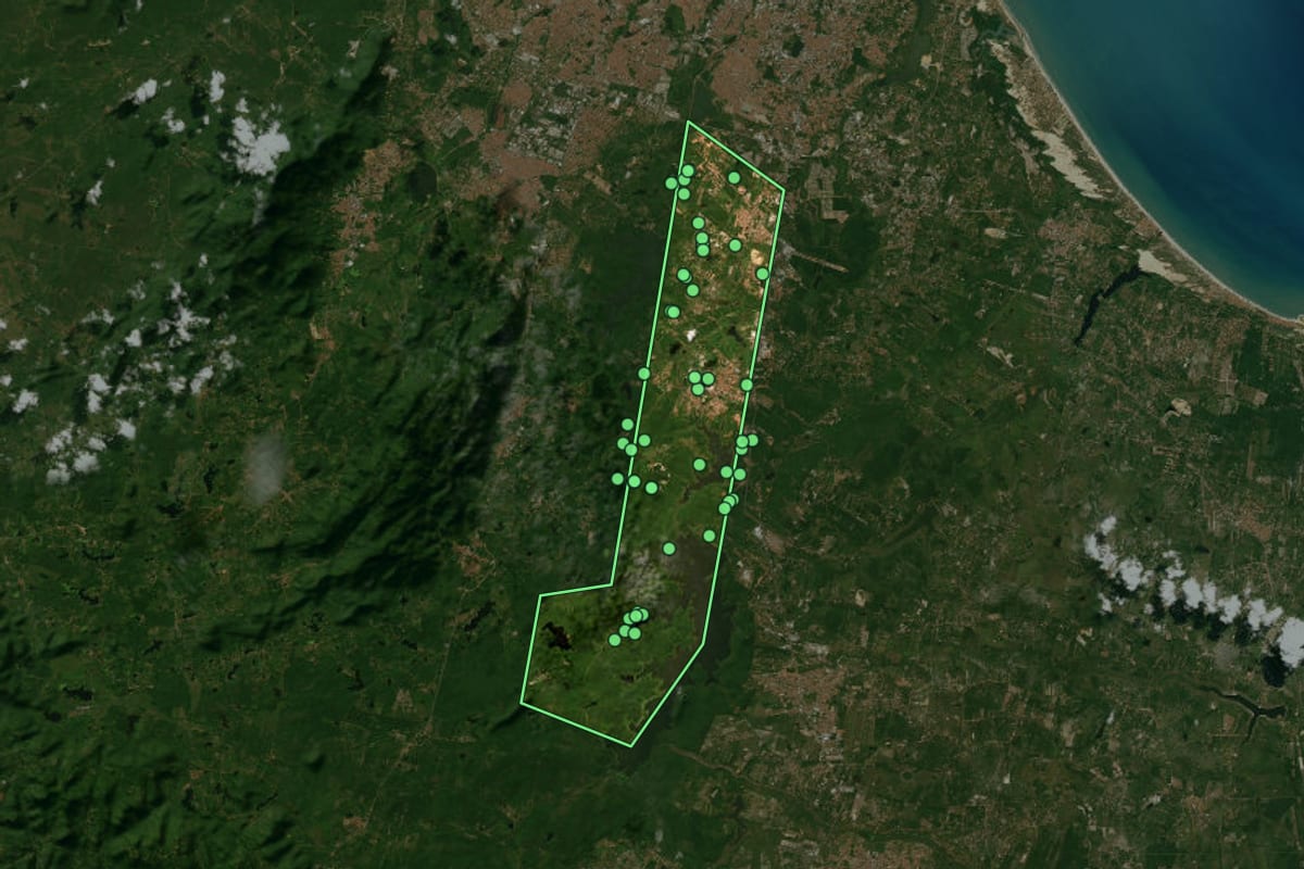 Imagem de satélite de Itaitinga (CE), com o contorno do município e a posição dos imóveis desta página.