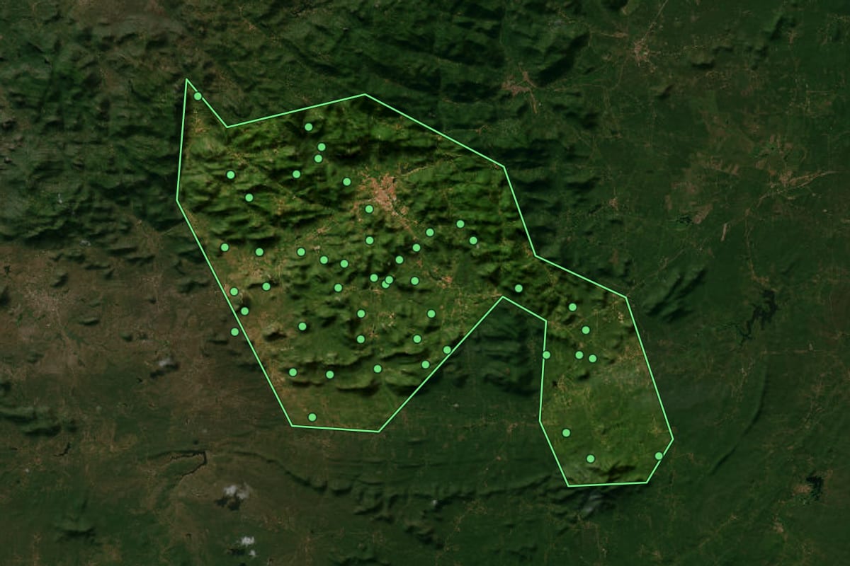 Imagem de satélite de Itapajé (CE), com o contorno do município e a posição dos imóveis desta página.
