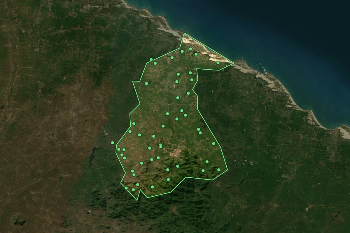 Imagem de satélite de Itapipoca (CE), com o contorno do município e a posição dos imóveis desta página.