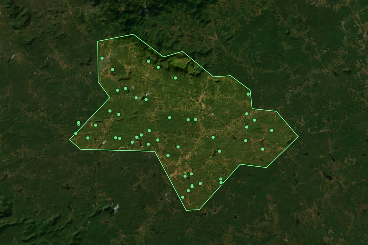 Imagem de satélite de Itapiúna (CE), com o contorno do município e a posição dos imóveis desta página.