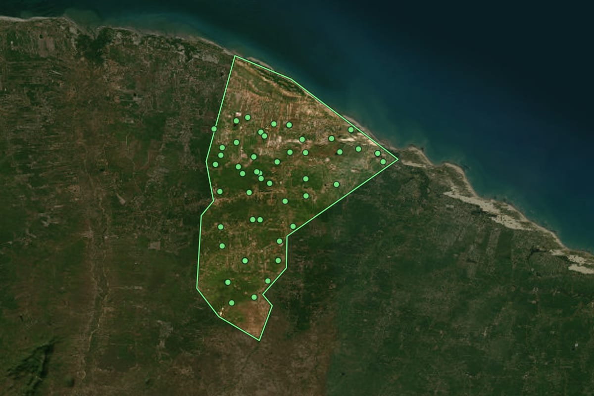 Imagem de satélite de Itarema (CE), com o contorno do município e a posição dos imóveis desta página.