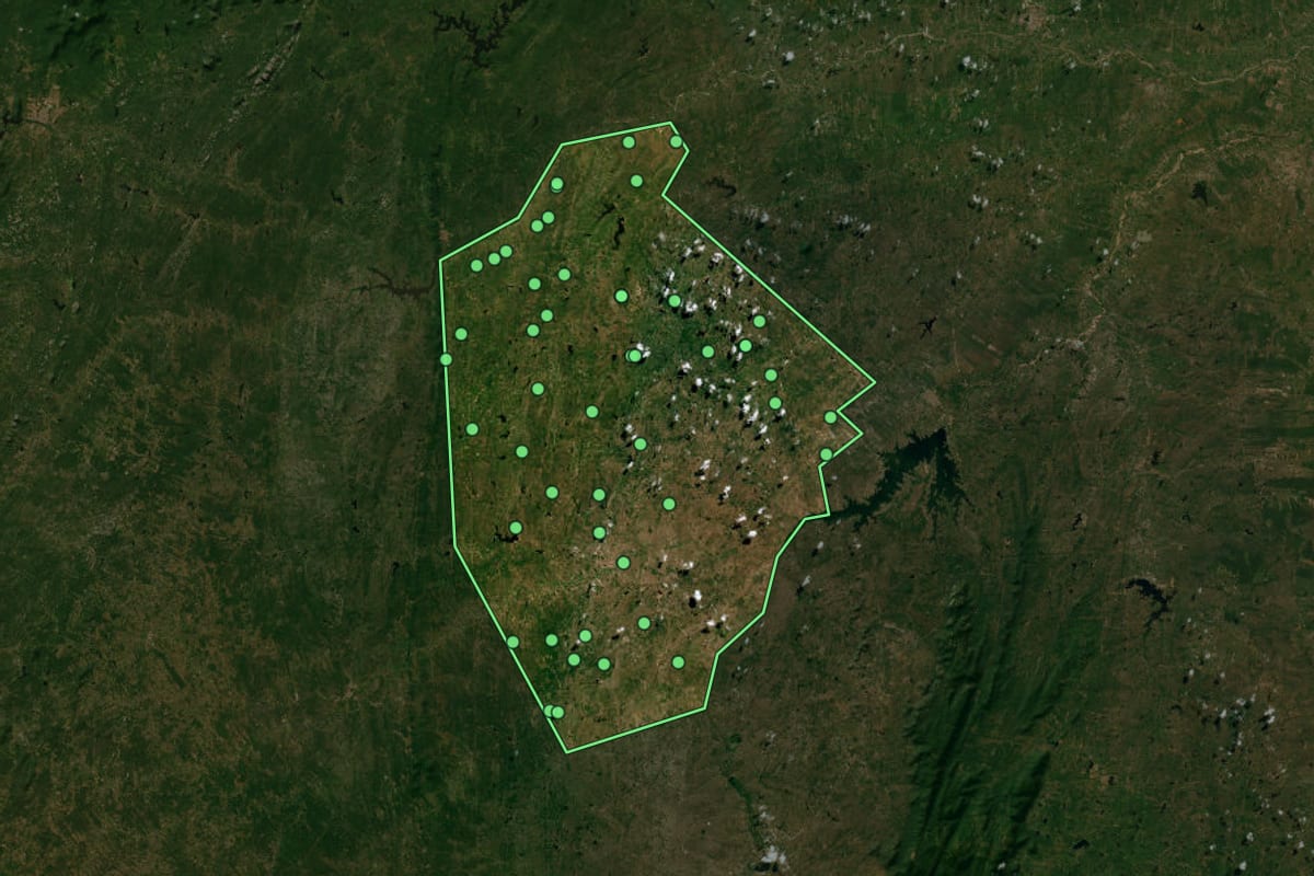 Imagem de satélite de Jaguaretama (CE), com o contorno do município e a posição dos imóveis desta página.