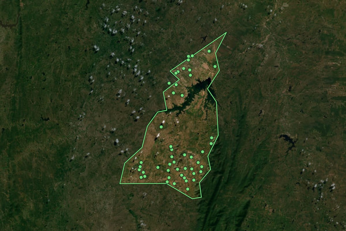 Imagem de satélite de Jaguaribara (CE), com o contorno do município e a posição dos imóveis desta página.