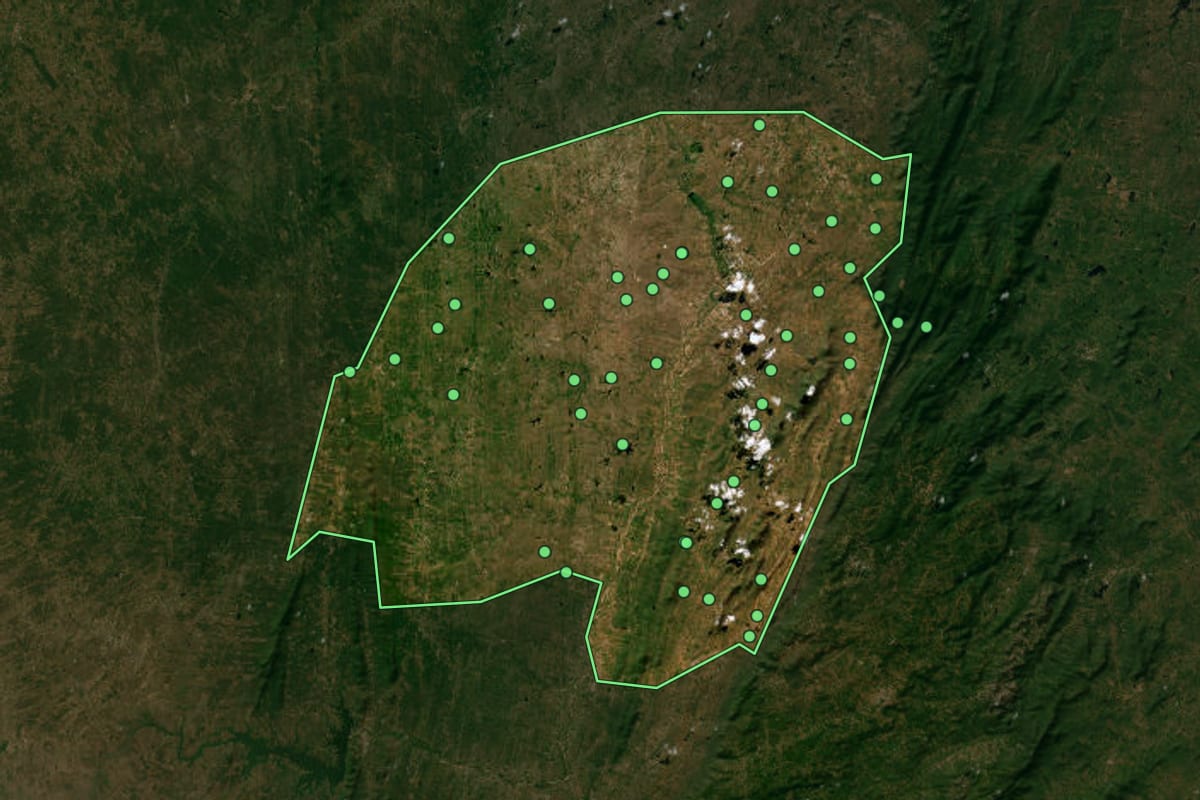 Imagem de satélite de Jaguaribe (CE), com o contorno do município e a posição dos imóveis desta página.