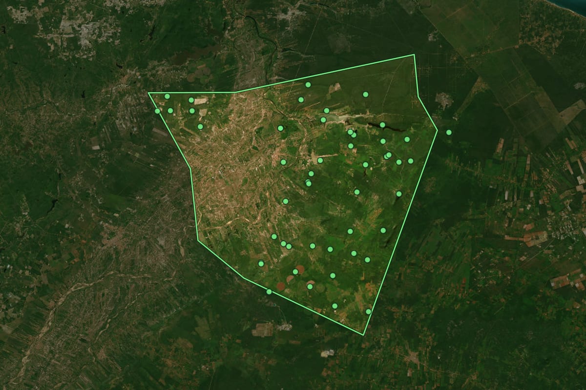 Imagem de satélite de Jaguaruana (CE), com o contorno do município e a posição dos imóveis desta página.