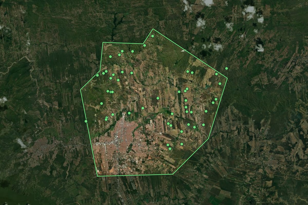 Imagem de satélite de Juazeiro do Norte (CE), com o contorno do município e a posição dos imóveis desta página.