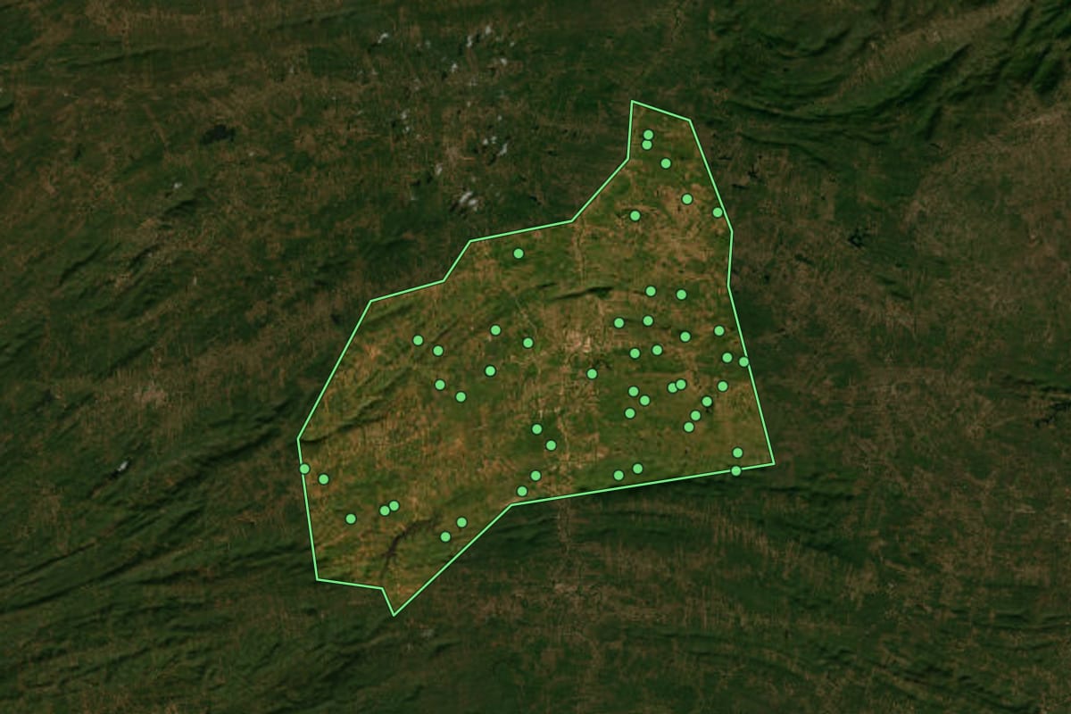 Imagem de satélite de Lavras da Mangabeira (CE), com o contorno do município e a posição dos imóveis desta página.