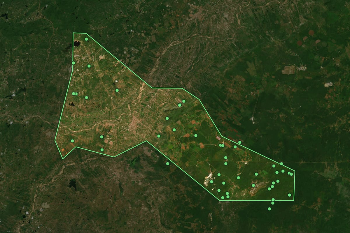 Imagem de satélite de Limoeiro do Norte (CE), com o contorno do município e a posição dos imóveis desta página.