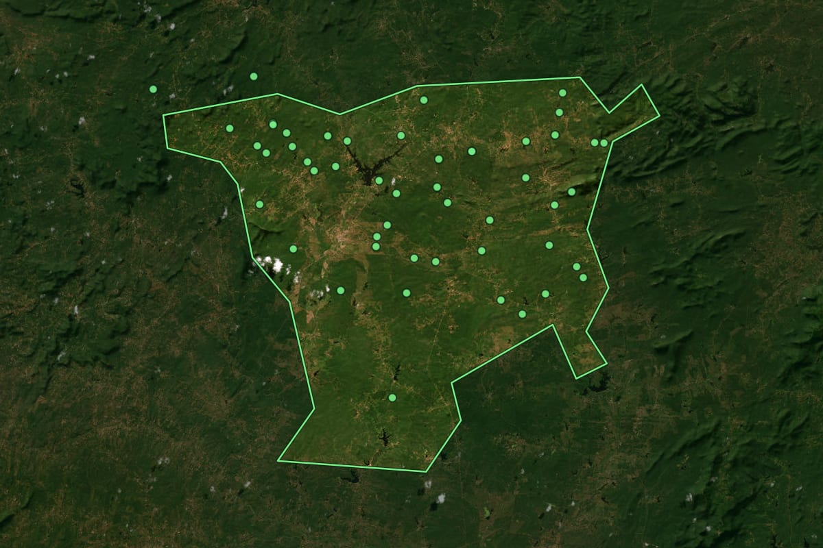 Imagem de satélite de Madalena (CE), com o contorno do município e a posição dos imóveis desta página.