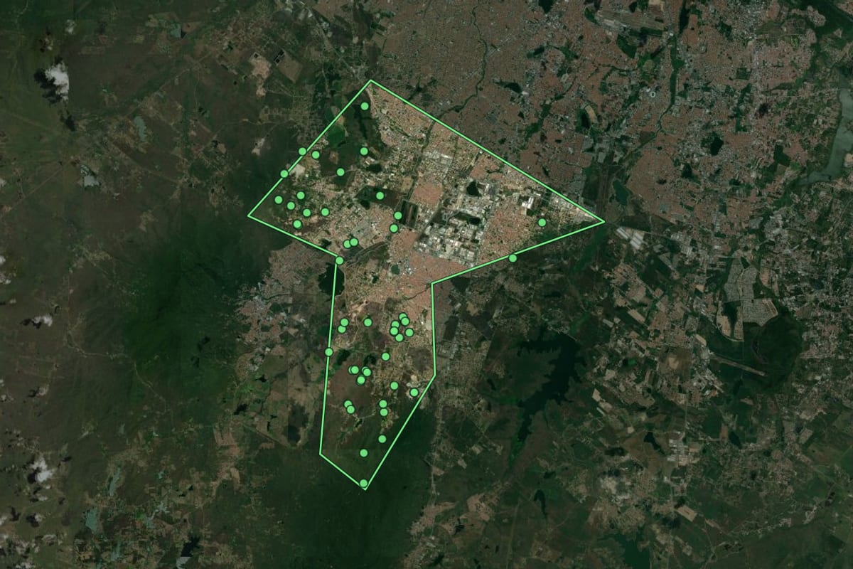 Imagem de satélite de Maracanaú (CE), com o contorno do município e a posição dos imóveis desta página.