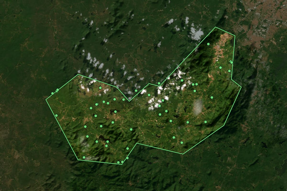 Imagem de satélite de Maranguape (CE), com o contorno do município e a posição dos imóveis desta página.