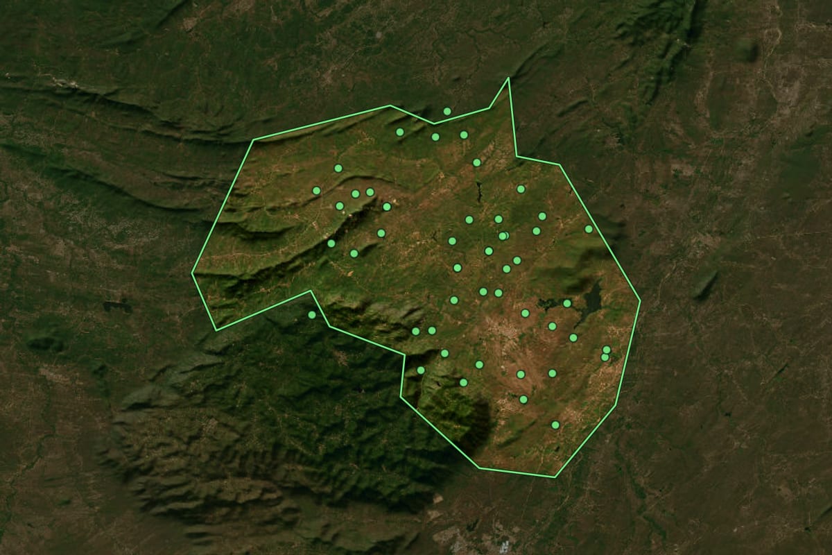 Imagem de satélite de Massapê (CE), com o contorno do município e a posição dos imóveis desta página.
