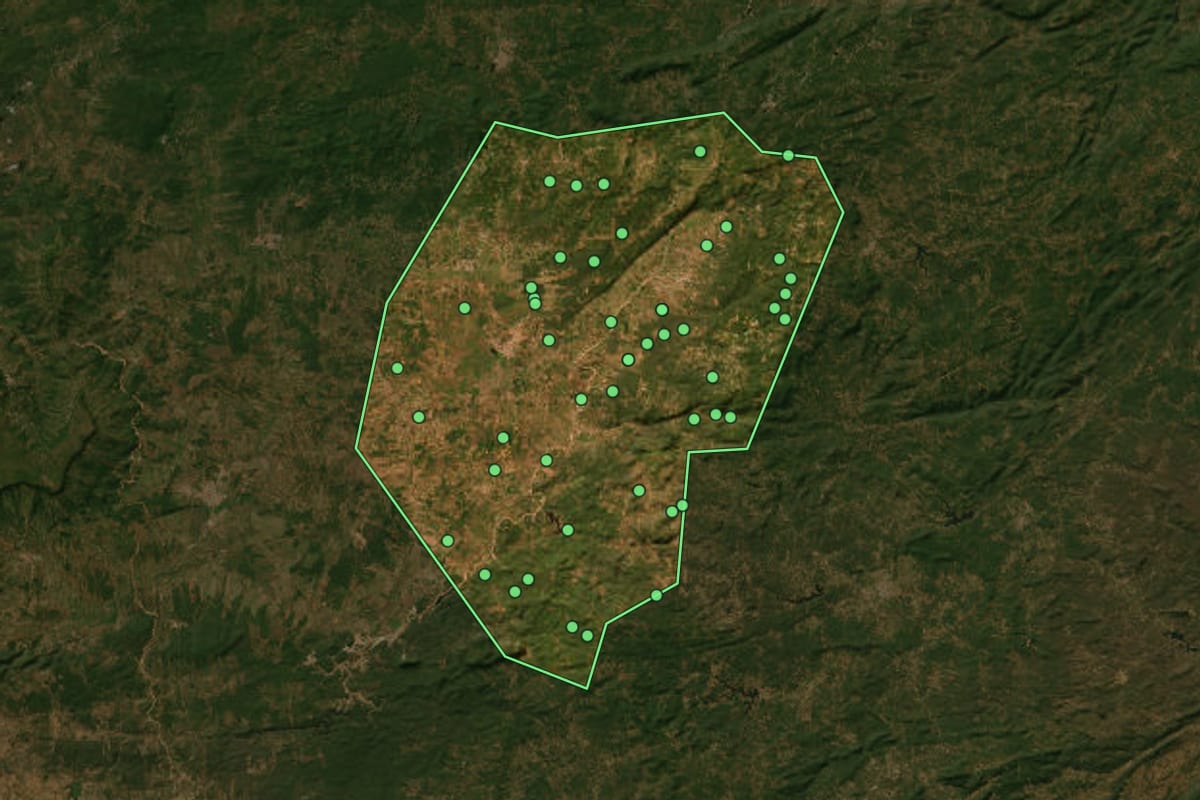 Imagem de satélite de Mauriti (CE), com o contorno do município e a posição dos imóveis desta página.