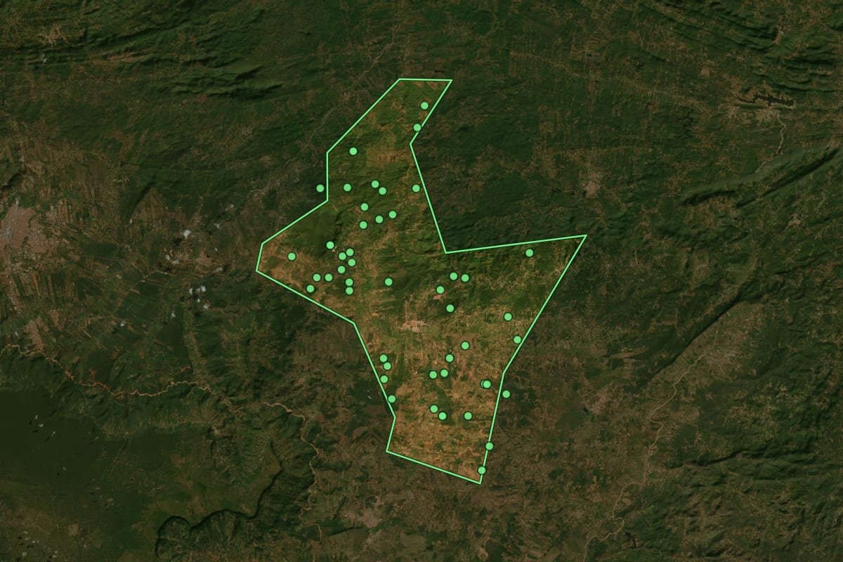 Imagem de satélite de Milagres (CE), com o contorno do município e a posição dos imóveis desta página.