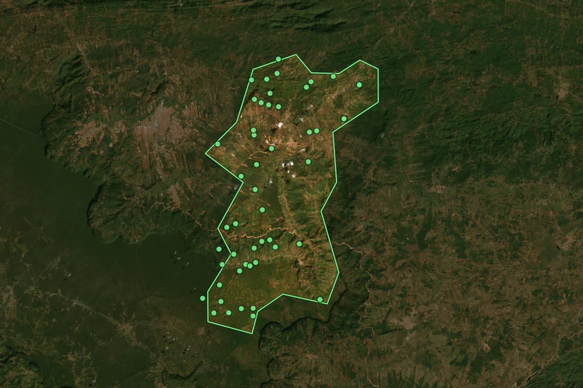 Imagem de satélite de Missão Velha (CE), com o contorno do município e a posição dos imóveis desta página.