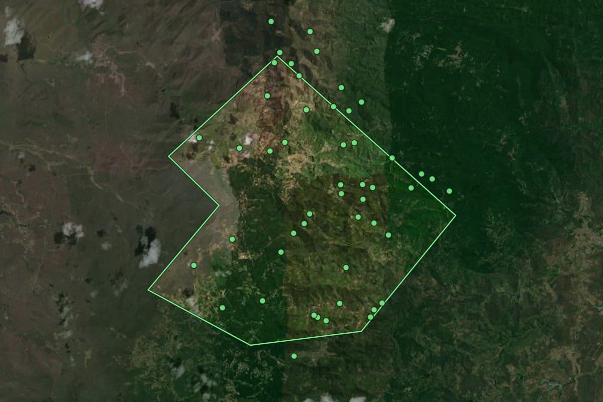 Imagem de satélite de Mulungu (CE), com o contorno do município e a posição dos imóveis desta página.