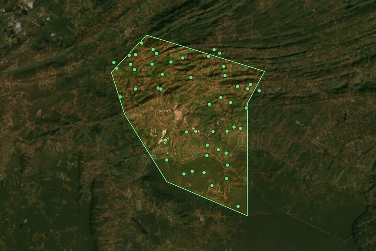 Imagem de satélite de Nova Olinda (CE), com o contorno do município e a posição dos imóveis desta página.