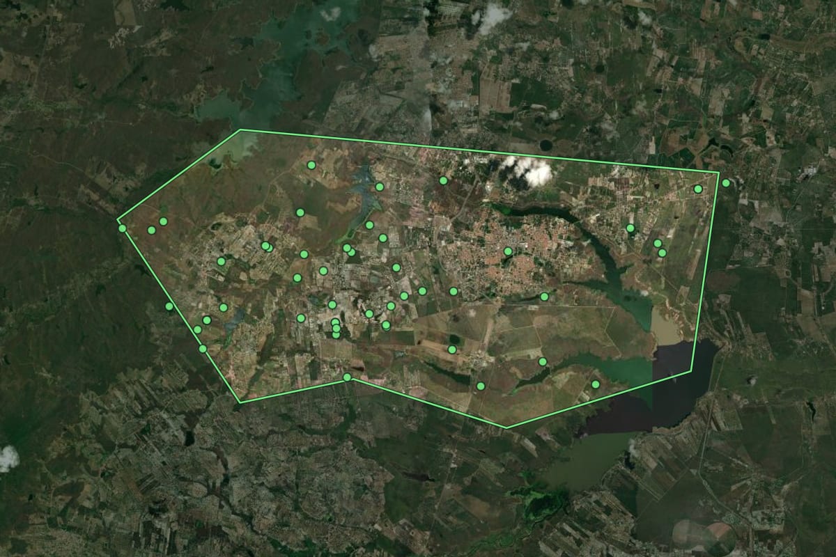 Imagem de satélite de Pacajus (CE), com o contorno do município e a posição dos imóveis desta página.