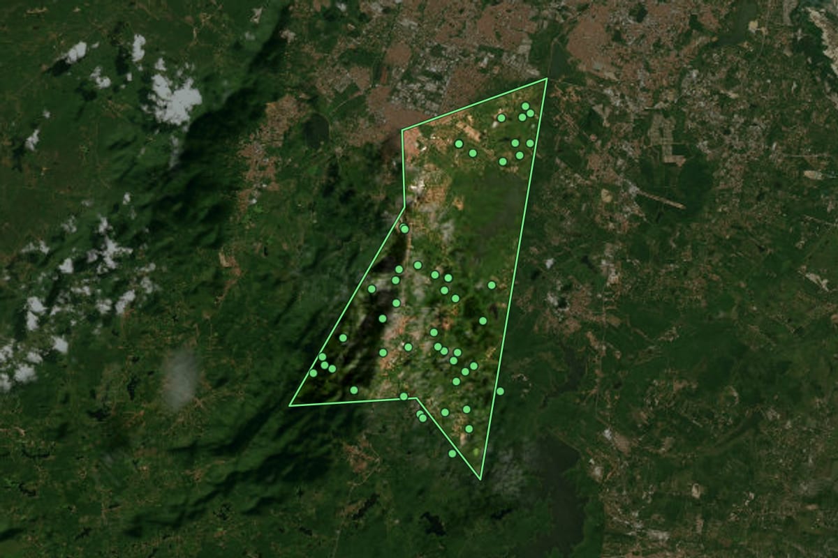 Imagem de satélite de Pacatuba (CE), com o contorno do município e a posição dos imóveis desta página.