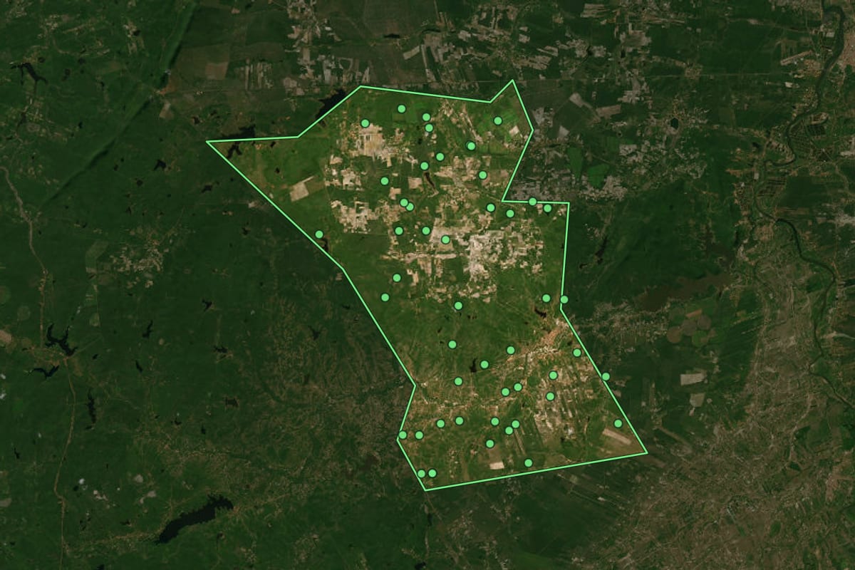Imagem de satélite de Palhano (CE), com o contorno do município e a posição dos imóveis desta página.