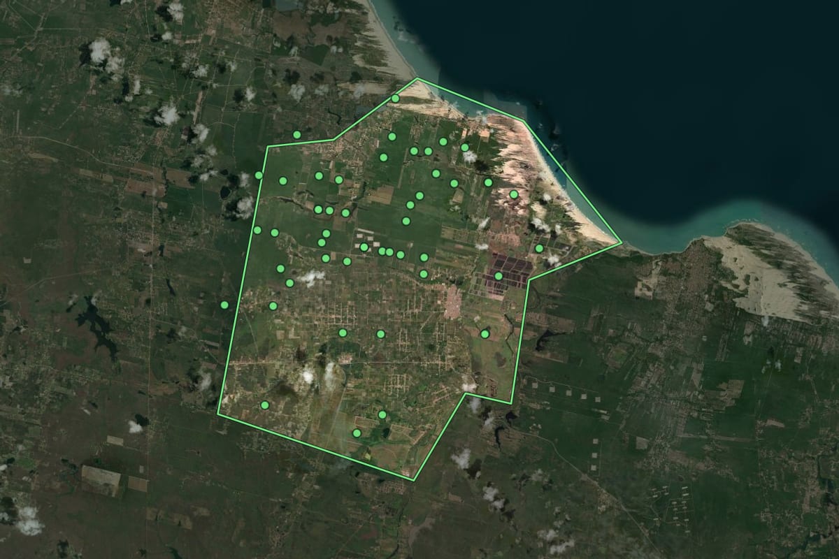 Imagem de satélite de Paraipaba (CE), com o contorno do município e a posição dos imóveis desta página.