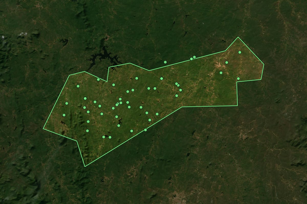 Imagem de satélite de Paramoti (CE), com o contorno do município e a posição dos imóveis desta página.