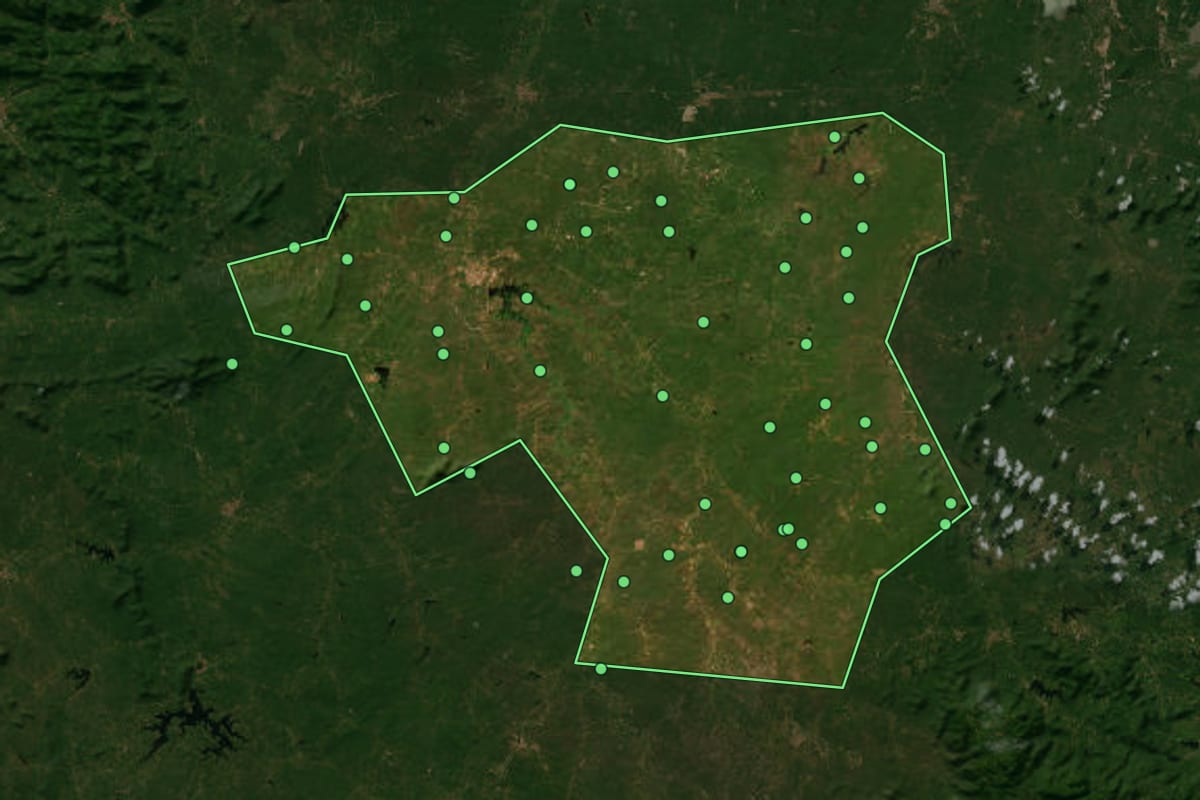 Imagem de satélite de Pentecoste (CE), com o contorno do município e a posição dos imóveis desta página.