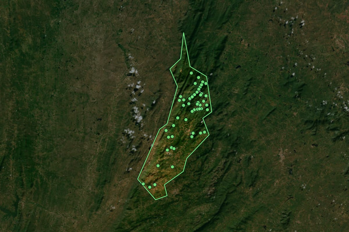 Imagem de satélite de Pereiro (CE), com o contorno do município e a posição dos imóveis desta página.