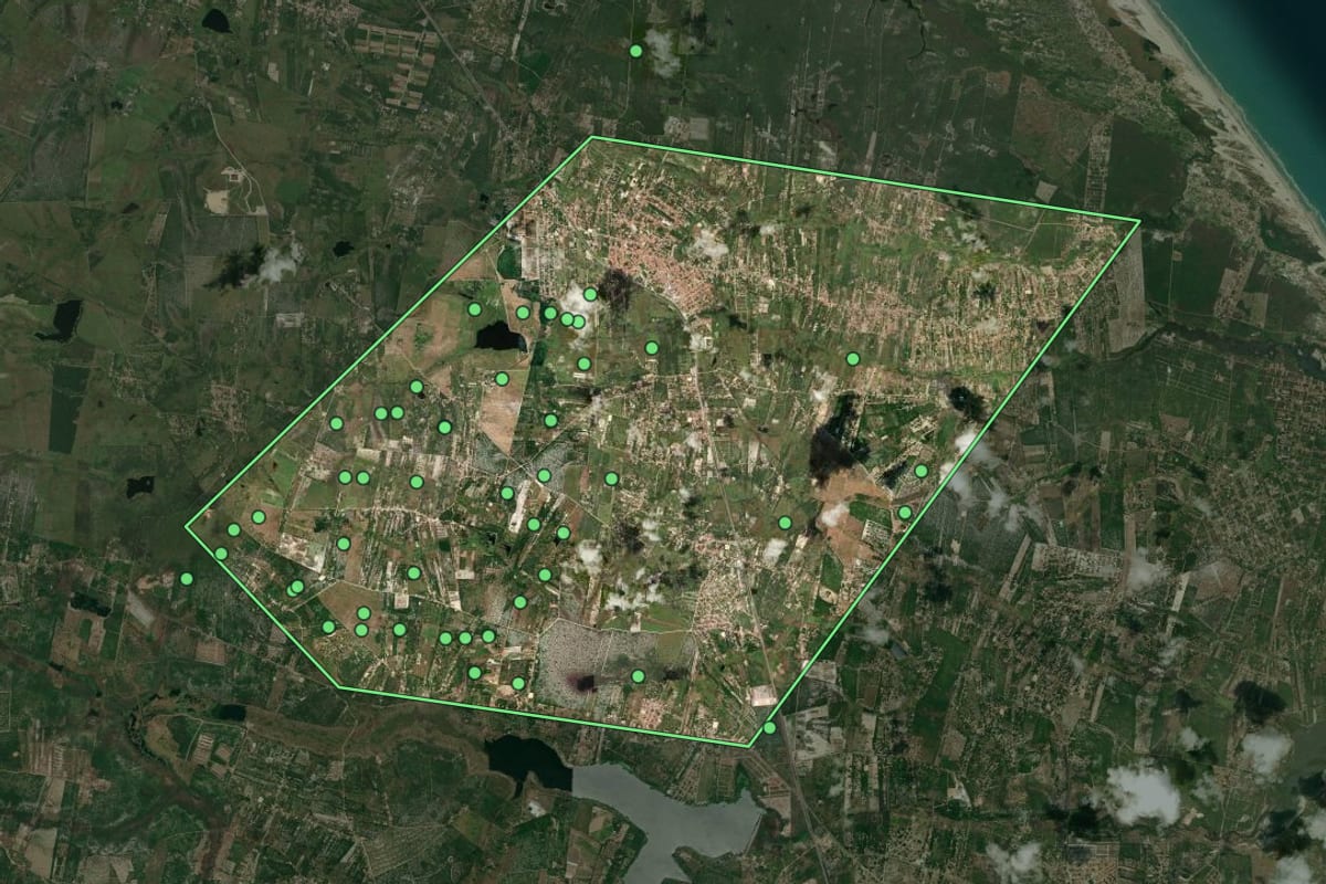 Imagem de satélite de Pindoretama (CE), com o contorno do município e a posição dos imóveis desta página.