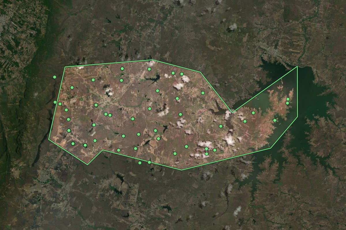 Imagem de satélite de Pires Ferreira (CE), com o contorno do município e a posição dos imóveis desta página.
