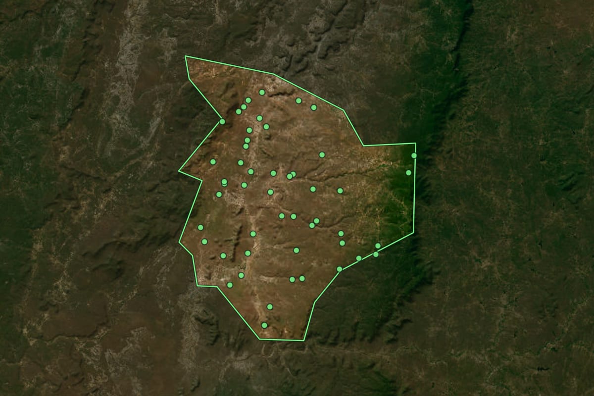 Imagem de satélite de Poranga (CE), com o contorno do município e a posição dos imóveis desta página.