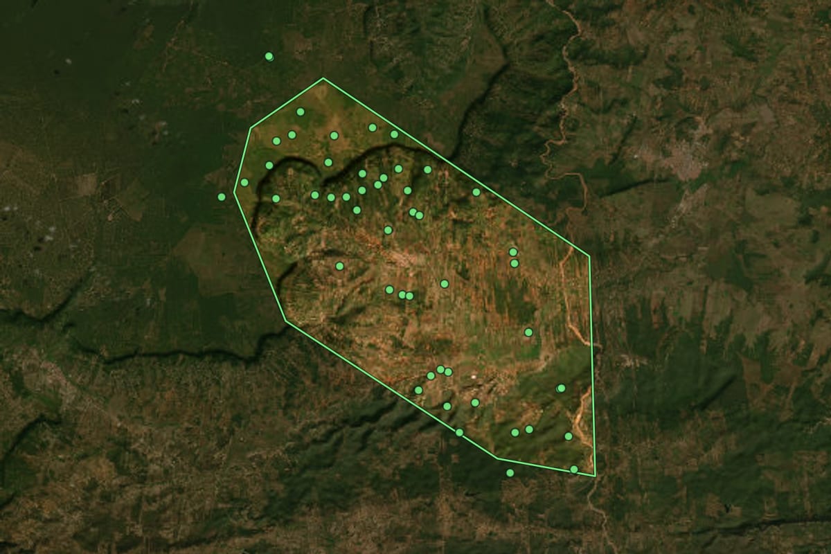 Imagem de satélite de Porteiras (CE), com o contorno do município e a posição dos imóveis desta página.