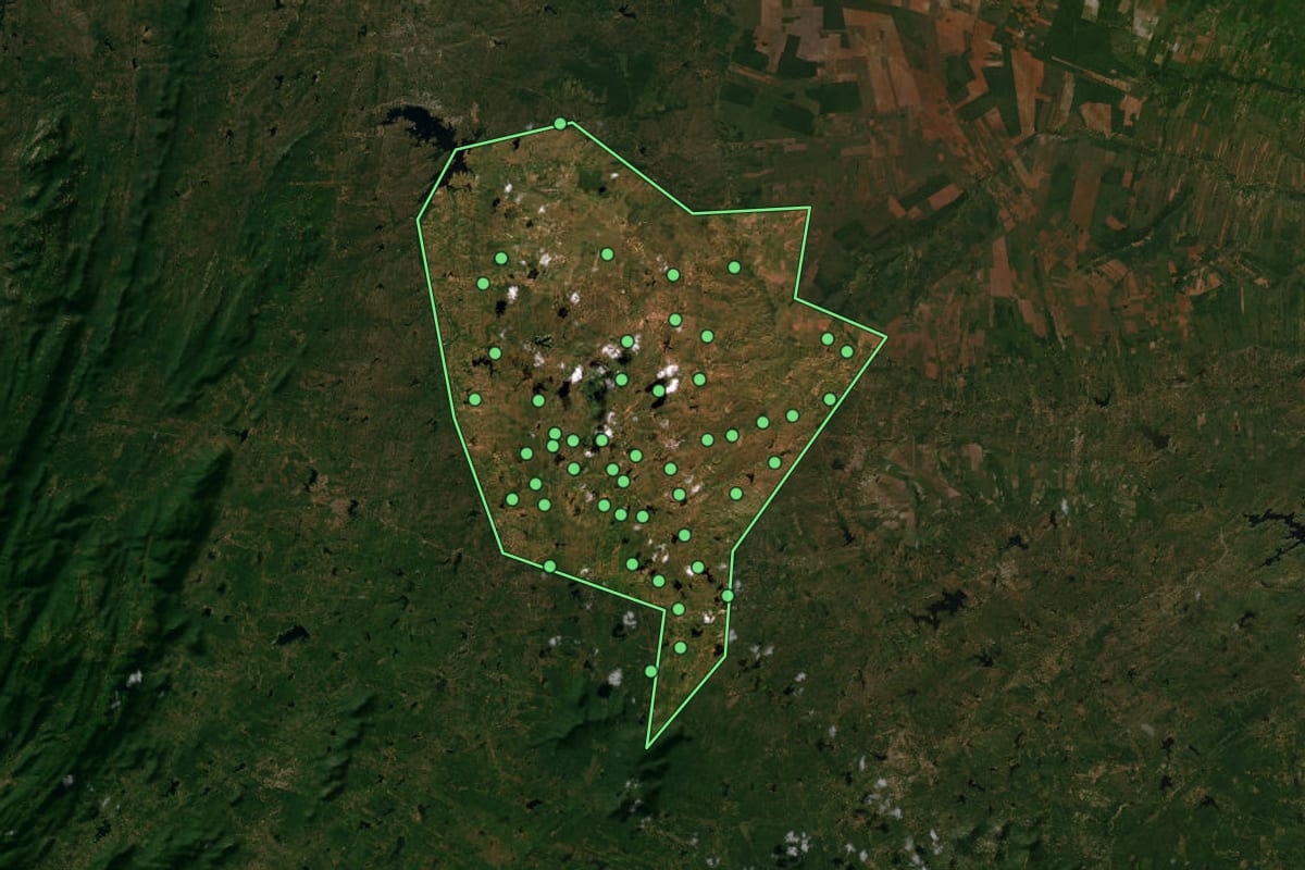 Imagem de satélite de Potiretama (CE), com o contorno do município e a posição dos imóveis desta página.
