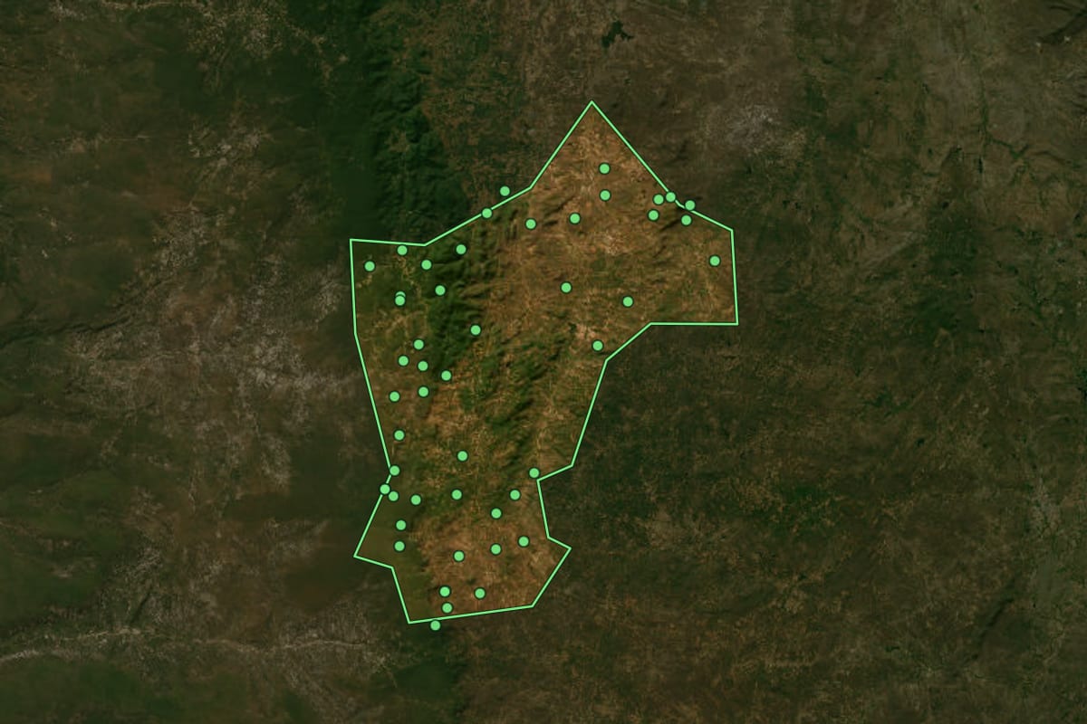 Imagem de satélite de Quiterianópolis (CE), com o contorno do município e a posição dos imóveis desta página.