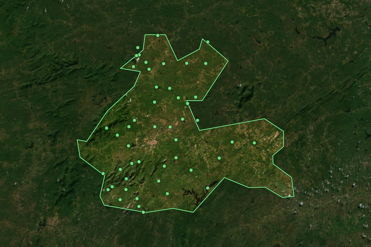 Imagem de satélite de Quixadá (CE), com o contorno do município e a posição dos imóveis desta página.