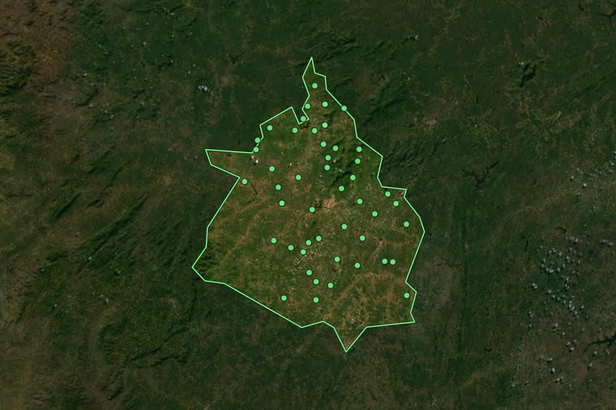 Imagem de satélite de Quixeramobim (CE), com o contorno do município e a posição dos imóveis desta página.