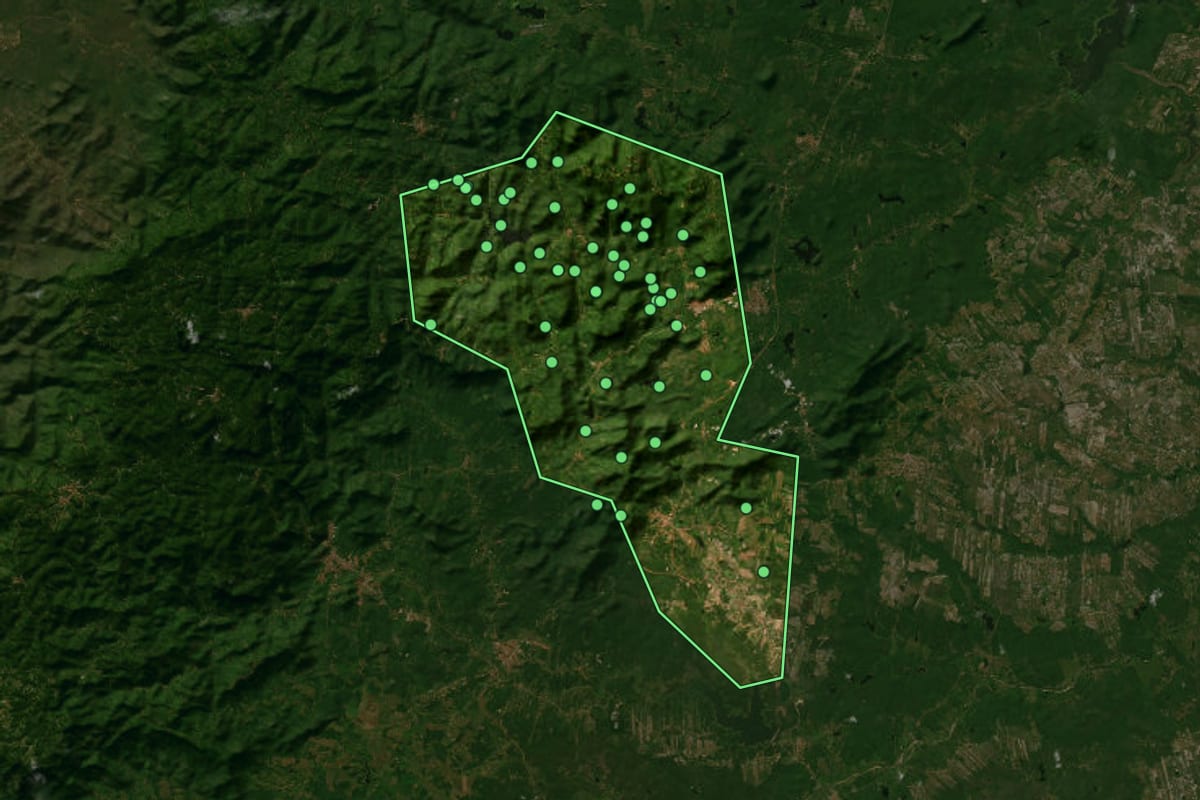 Imagem de satélite de Redenção (CE), com o contorno do município e a posição dos imóveis desta página.