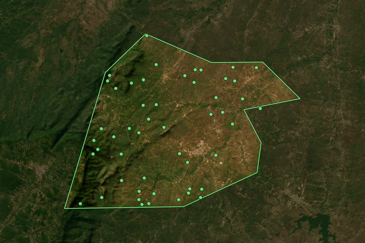 Imagem de satélite de Reriutaba (CE), com o contorno do município e a posição dos imóveis desta página.