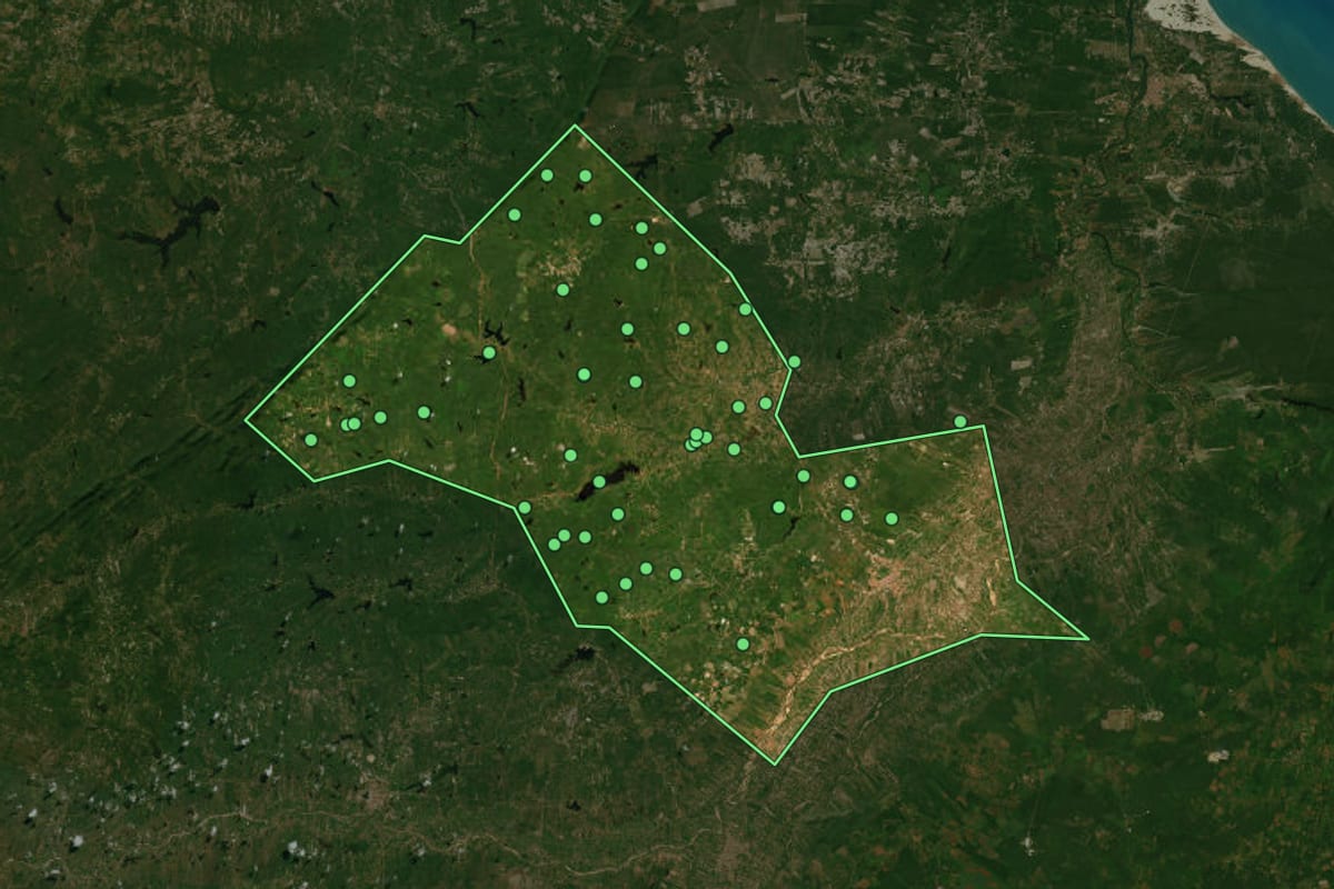 Imagem de satélite de Russas (CE), com o contorno do município e a posição dos imóveis desta página.