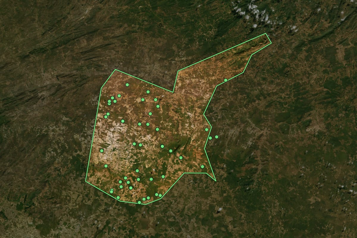 Imagem de satélite de Salitre (CE), com o contorno do município e a posição dos imóveis desta página.