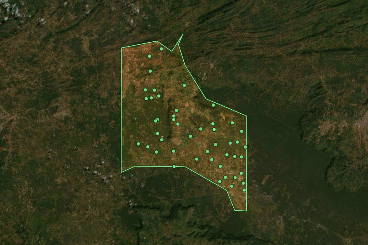 Imagem de satélite de Santana do Cariri (CE), com o contorno do município e a posição dos imóveis desta página.