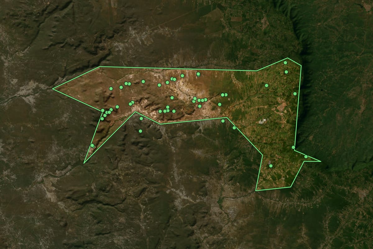 Imagem de satélite de São Benedito (CE), com o contorno do município e a posição dos imóveis desta página.