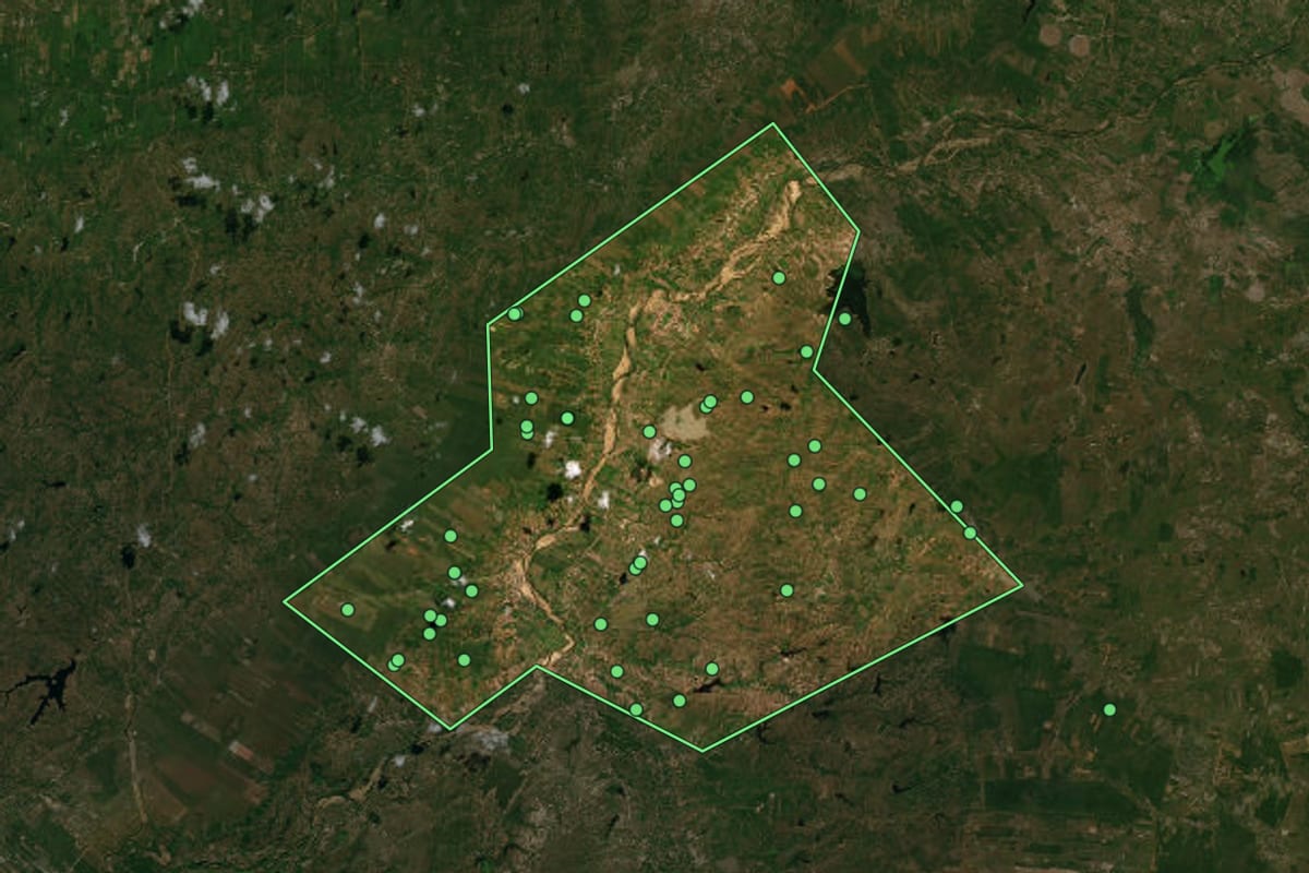 Imagem de satélite de São João do Jaguaribe (CE), com o contorno do município e a posição dos imóveis desta página.