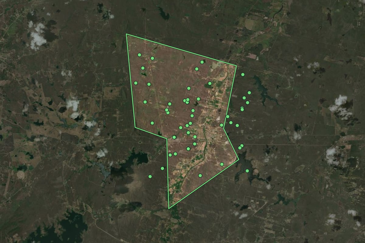 Imagem de satélite de São Luís do Curu (CE), com o contorno do município e a posição dos imóveis desta página.