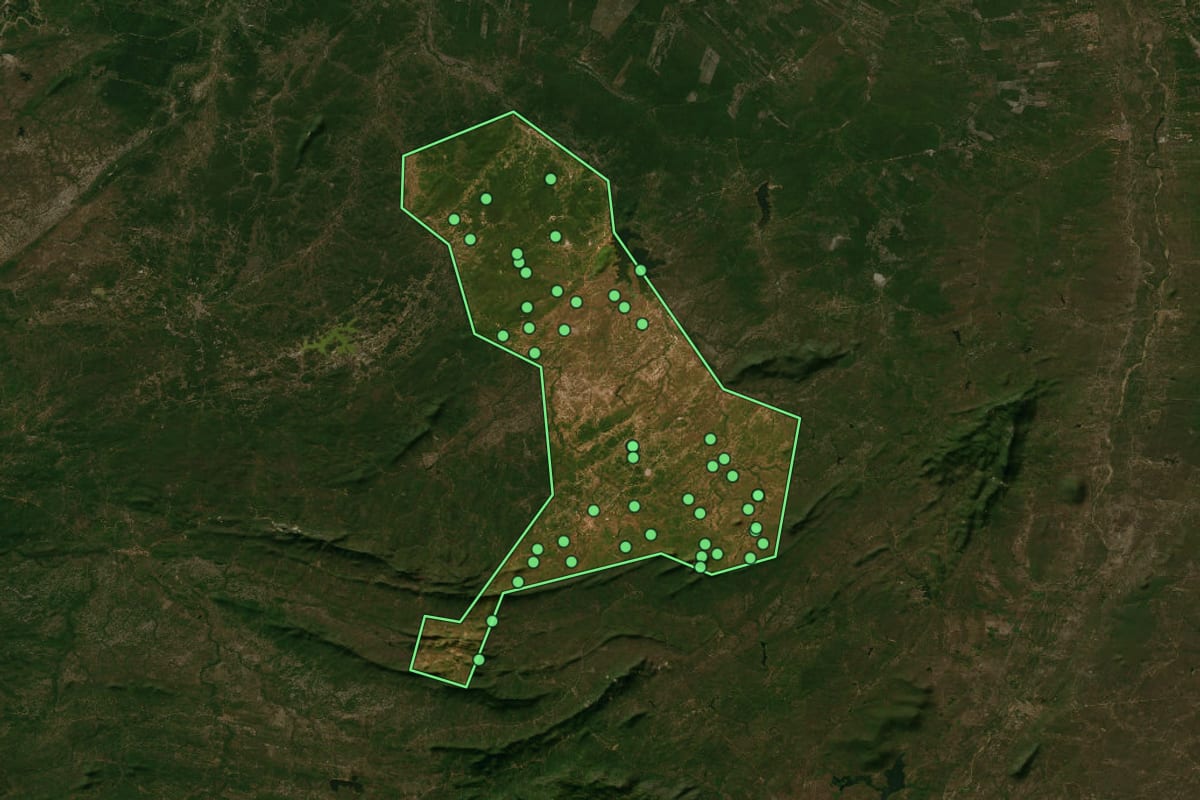 Imagem de satélite de Senador Sá (CE), com o contorno do município e a posição dos imóveis desta página.
