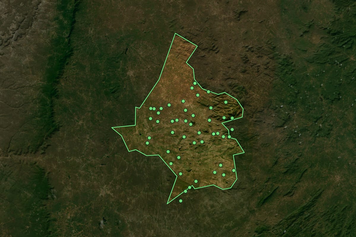 Imagem de satélite de Tamboril (CE), com o contorno do município e a posição dos imóveis desta página.