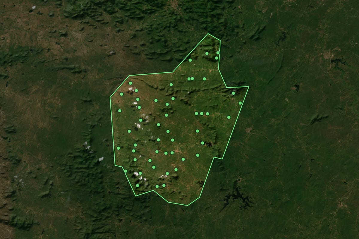 Imagem de satélite de Tejuçuoca (CE), com o contorno do município e a posição dos imóveis desta página.