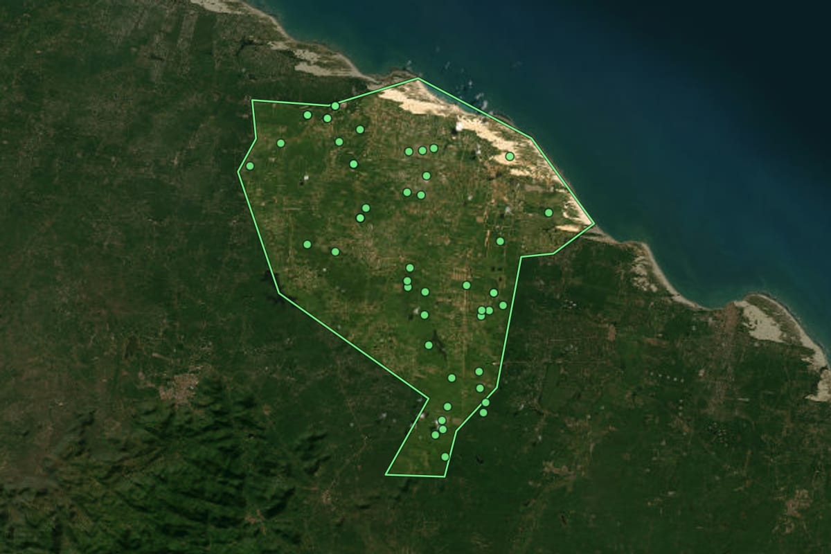 Imagem de satélite de Trairi (CE), com o contorno do município e a posição dos imóveis desta página.